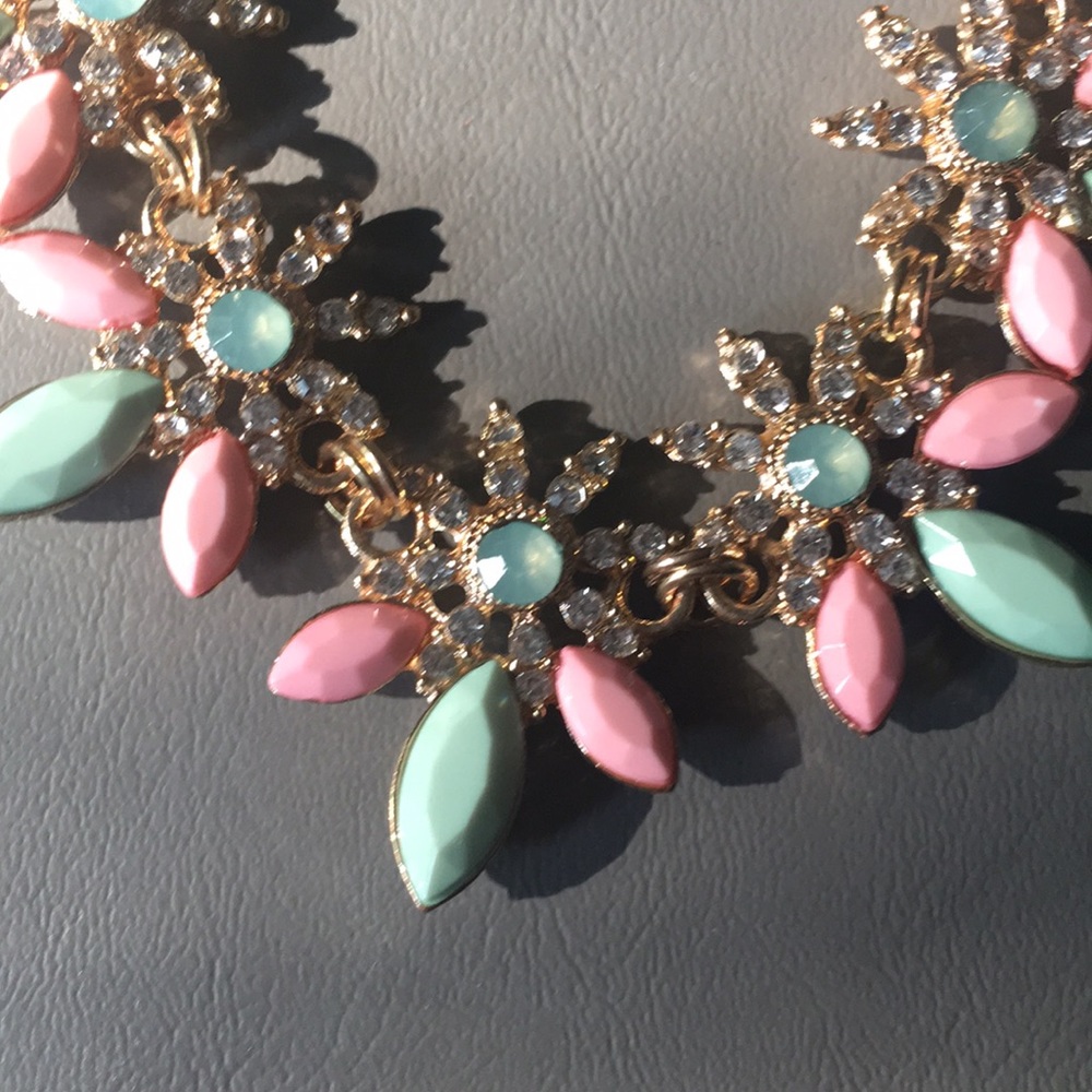 NWOT Preppy bib necklace